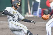 【阪神】高山俊　右翼フェンス直撃の二塁打放つ