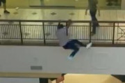 【動画】Apple Storeで強盗した男、逃げるために2階から飛び降りてしまう
