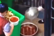 【動画】中国あるある、生ゴミ箱から廃油(地溝油)を汲み出す飲食店スタッフ！