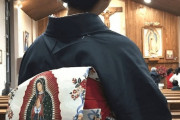 外国人「聖母マリアのカトリック着物の日本人女性が教会にいた」