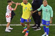 【ブラジル代表】夢破れたネイマールが号泣…ペリシッチ息子が慰める
