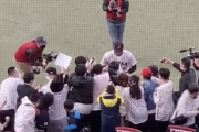 【動画】大谷翔平、ヒーローインタビューからのまさかのサイン祭り開催！