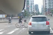 【動画】日本のJK、信号無視して轢かれてしまう