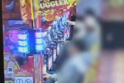 【負けた腹いせ？】ジャグラーのメダル投入口にジュースを流し込むスロカスの監視カメラ映像が公開される…被害届も受理されて負け額大量上乗せ確定へ