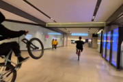 大阪の駅ビルを自転車で暴走するグループに海外も憤慨！（海外の反応）