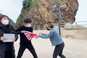 韓国の大学生ら、竹島で旭日旗をビリビリに引き裂く＝韓国ネット「スカッとした」「議員より立派」