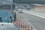 【悲報】観光バスさん、渋滞した高速道路でラバーポールをなぎ倒して進路変更し大炎上ｗｗｗｗｗｗｗｗｗｗ