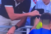 テニス選手が少年にプレゼントした帽子を隣の大人が引ったくるシーンがカメラに映る…会社のCEOだと発覚し大炎上