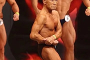 外国人「日本の86歳の最年長ボディービルダーを称えたい！」