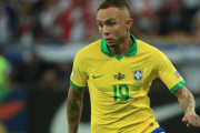 【ブラジル代表】エヴェルトン、フアンフランを子供扱いした「超速股抜き」がスゴすぎる