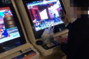 【動画】ゲーセンの格ゲーでスマホを片手にとんでもないプレイをする日本人サラリーマンが話題にｗｗｗｗｗ