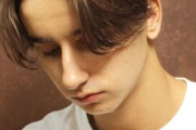 センターパートの若い男多すぎるやろ、限られた男しか似合わないだろあの髪型