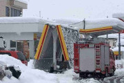 大雪でガソリンスタンドの屋根が真っ二つに折れる。富山で撮影された衝撃写真がTwitterで話題にｗｗｗ
