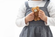 3歳の泣いて駄々をこねる子供に平手打ちをして怒鳴る夫は普通ですか？