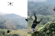 【動画】中国の輸送ドローンに作業員が吊り上げられてしまう事故。