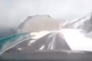 【動画】雪の積もったカーブを曲がりきれず崖から転がり落ちてしまった車のダッシュカム。