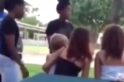 【悲報】黒人さん、赤子連れ白人女さんを殴りノリノリで踊る