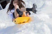 【画像】JKが雪遊び中にパンチラ