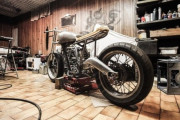 ガレージで車とかバイクいじってる奴いる？