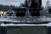 【朗報？】美女TikTokerさん、トップギアのバカ企画みたいなノリで鹵獲したロシア装甲車の使い方を解説してしまう