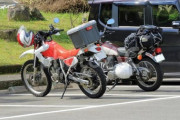 たまに駐車場混んでるのにバイクを車の駐車スペースに停めてるやつ居るじゃん？