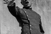 三島由紀夫はなぜメガホンを持たずに演説をしてしまったのか