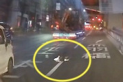 都道412号線のど真ん中で寝ている酔っぱらいに遭遇したドライブレコーダー。