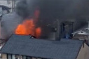 【動画】 尼崎市 武庫之荘駅北側で火事 「えぐすぎるて 全焼の勢い」「熱風えぐい」「カメラ屋さんで火事」「おじいさんが搬送」