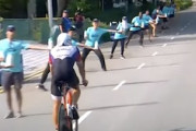 【動画】何度手を伸ばしてもボトルを受け取れない自転車選手（ノ∇`）