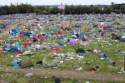 英ロックフェスのキャンプサイトに残されたゴミの山がエグい。レディング・フェス2021。