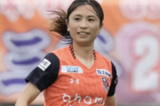 元なでしこ鮫島彩さんが子どもたちとサッカー「美しい」「可愛すぎ」岩渕真奈さんとのタイマン勝負も話題に