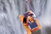 スリリングがすぎる。滝の上に吊り下げられたテーブルで空中ランチができるピクニックサービス