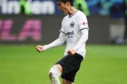 【ブンデスリーガ】「この時すでに4-1だった」試合終盤でも全力タックルかます鎌田大地にファン熱狂「早く契約延長にサインを」