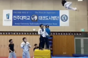 【動画】韓国最強格闘技テコンドーの『高所旋風脚板割り』映像に外人困惑「空中の敵と戦うのか？」