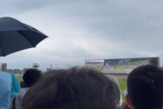 【動画】競馬場で傘を差していた人に怒号が飛び交う → 最終的に拍手と歓声に変わる