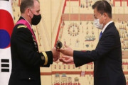 文大統領、離任のエイブラムス在韓米軍司令官に最高位勲章「統一章」と虎の模様が刻まれた刀剣を贈呈！
