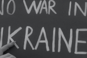 「NO WAR」って叫びながら金集めてウクライナに戦費送る感覚