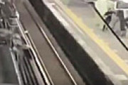 【動画】 撮り鉄がホームに侵入、乗務員が電車を止めて追いかける衝撃動画が流出