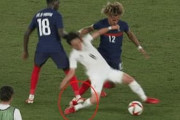 中韓の反応「常軌を逸している」あわや大怪我、日本人選手に対するフランス人の超危険プレー！中韓激怒