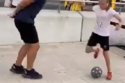 少女だからってナメてると痛い目みるよ。ストリートサッカーで大人を相手にあざやかにゴールを決める。海外の反応