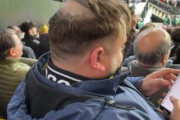 【悲報】サッカー観戦中にカツラがめくれた男性、写真がバズって全世界に拡散されてしまう