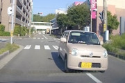 どうしてそうなった。三重県でミラココアに突っ込まれてしまうドラレコ。