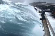 【動画】南シナ海で巨大なうねりを横から食らったばら積み貨物船からの映像が(((ﾟДﾟ)))