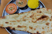 【画像】インドカレーのナン、でかすぎてうますぎる???