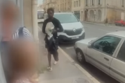 【仏】黒人の男が女性を地面に叩きつけ孫娘を誘拐する動画が衝撃的と話題に