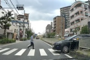 【大阪】正解が分からない交通ルール。横断歩道を歩行者と一緒に横断する車の映像。