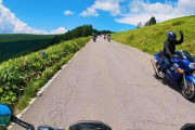 見知らぬバイク同士が道路ですれ違う時に手をあげて挨拶を交わすのってやってる人いるの？？？
