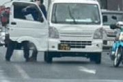 【動画】 ウーバー配達員がブチギレ　交差点の真ん中で運転手を殴りまくる衝撃動画が流出 ⇒ 逮捕される