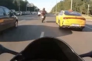 【動画】バイクのすり抜け事故でバイクの人が可愛そうに思える珍しい車載。