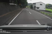 【動画】狭い道での離合、互いに譲らずにらみ合いに・・・まさかの方法で解決してしまうｗｗｗｗｗｗｗｗｗ